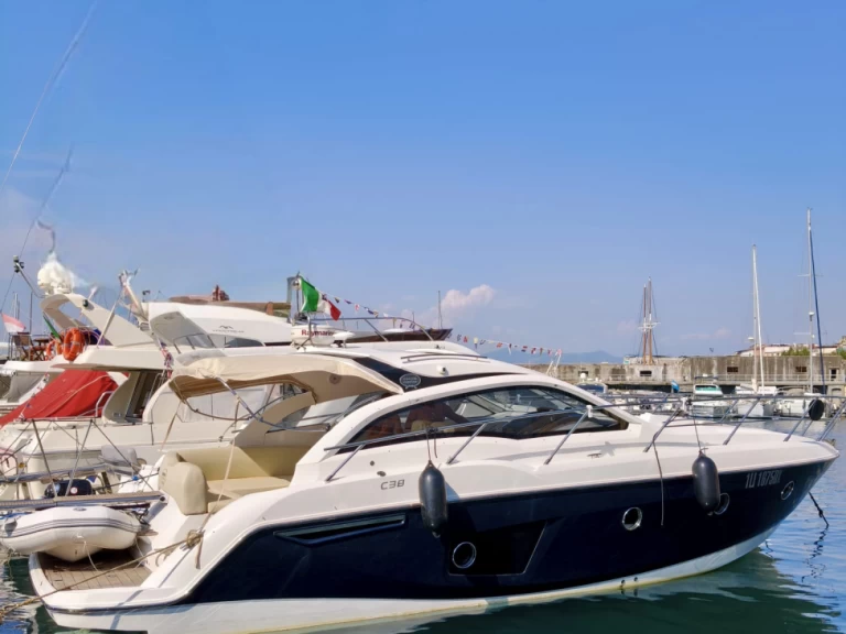 Sessa Marine C38 charter bareboat eller skeppad i Neapel