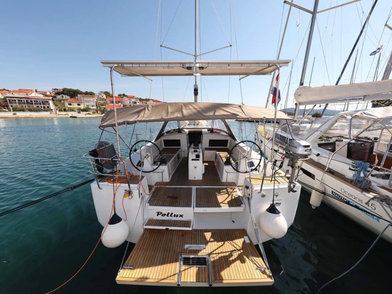 Jeanneau Sun Odyssey 490 charter bareboat eller skeppad i Trogir 