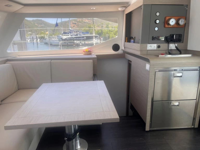 Uthyrning Katamaran  Fountaine Pajot med en båtlicens 