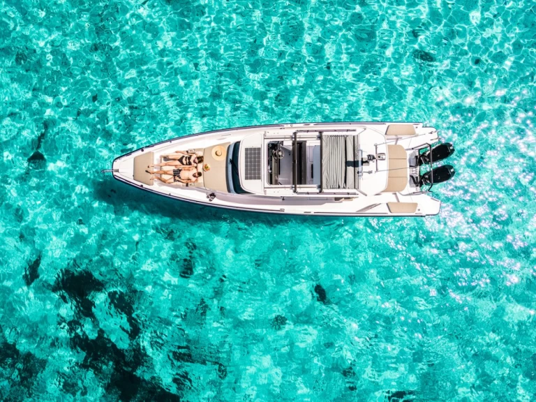 Axopar Axopar 37 Sun-Top charter bareboat eller skeppad i Zaton