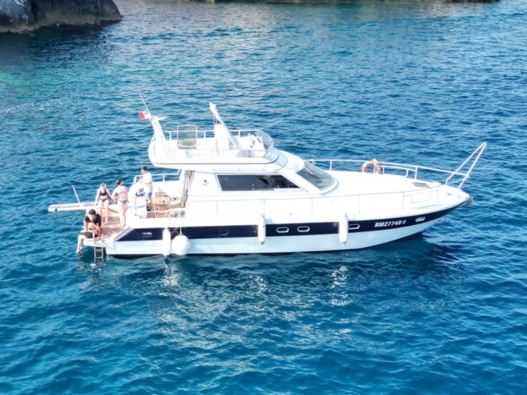 Uthyrning Motorbåt  Comar med en båtlicens 