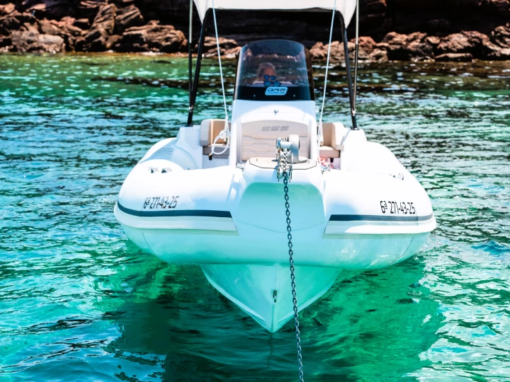 Uthyrning RIB Oromarine med en båtlicens 