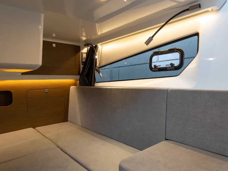 Bénéteau Antares 11 FLY charter bareboat eller skeppad i Split 