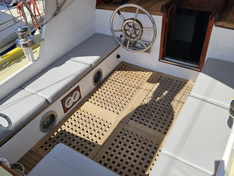 Yacht charter Hvar billig Besa