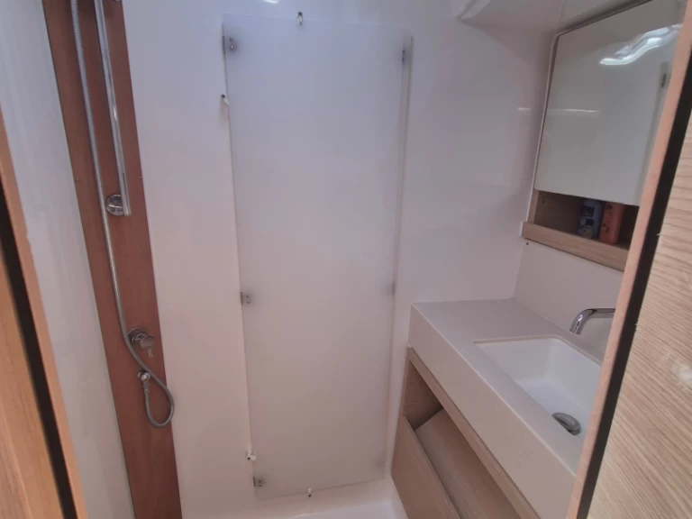 Dufour Dufour 530 charter bareboat eller skeppad i Castiglioncello