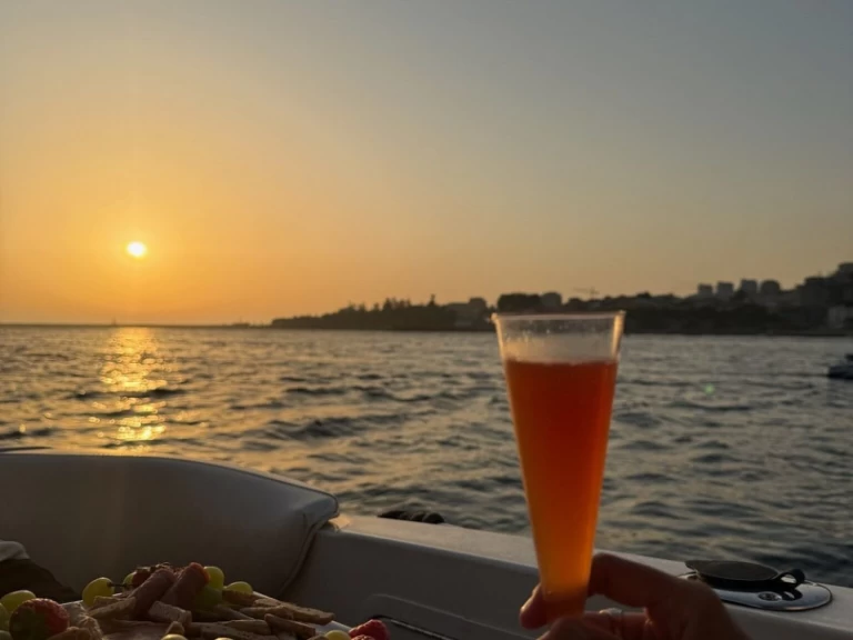 Uthyrning Motorbåt  Sea Ray med en båtlicens 