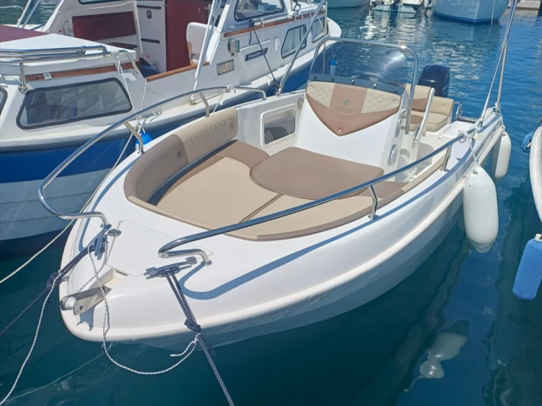 Orizzonti Syros 190 charter bareboat eller skeppad i Palermo
