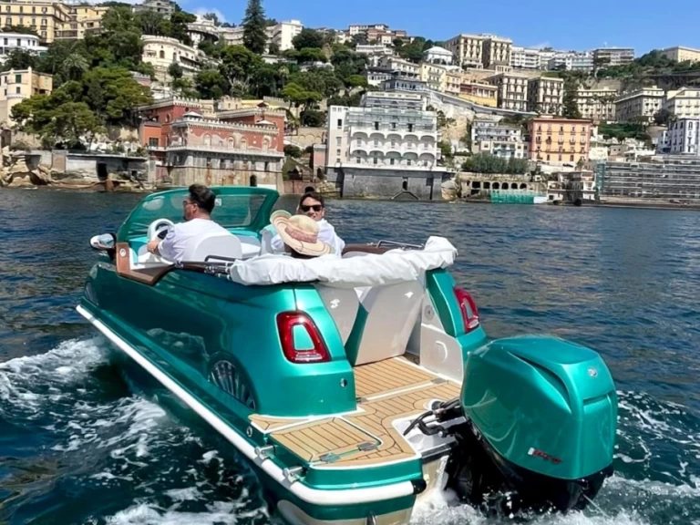 Yacht charter Neapel billig 500 VIP LOUNGE