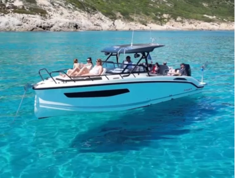 Navan S30 charter bareboat eller skeppad i Nice 