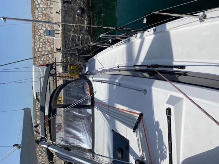 Bavaria Bavaria C42 charter bareboat eller skeppad i Alimos