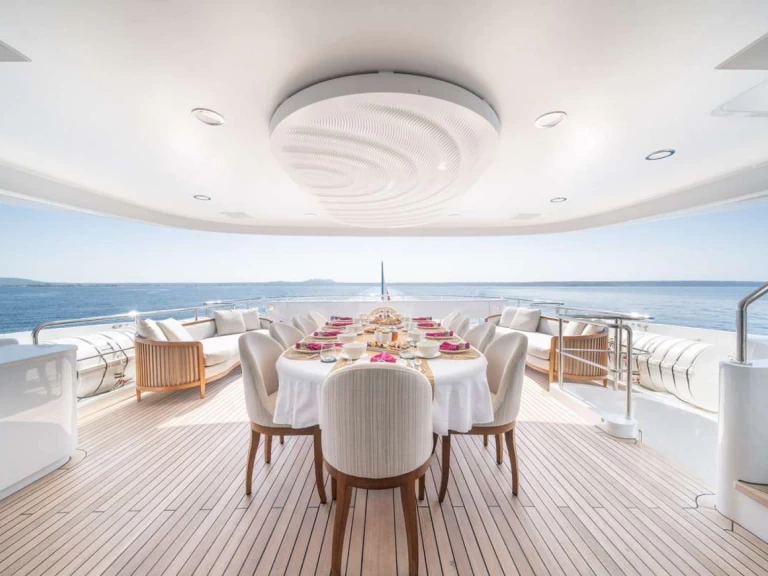 Uthyrning Lyx yacht CRN Ancona med en båtlicens 