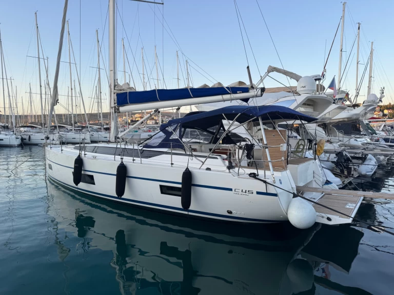 Bavaria Bavaria C45 charter bareboat eller skeppad i Rogoznica