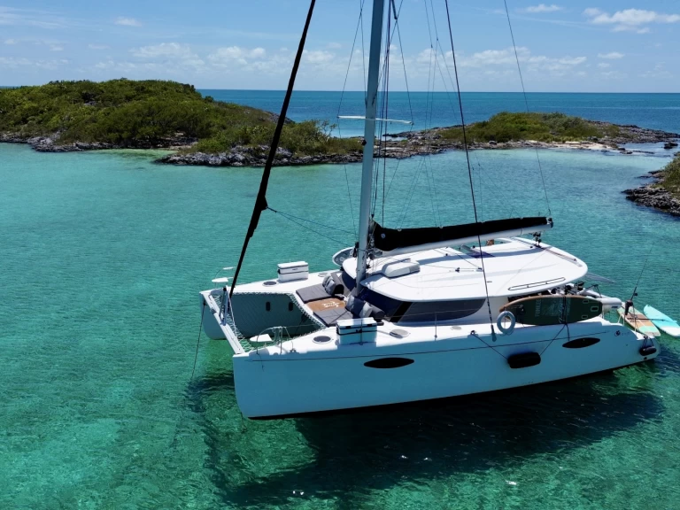 Fountaine Pajot Orana 44 charter bareboat eller skeppad i Nassau