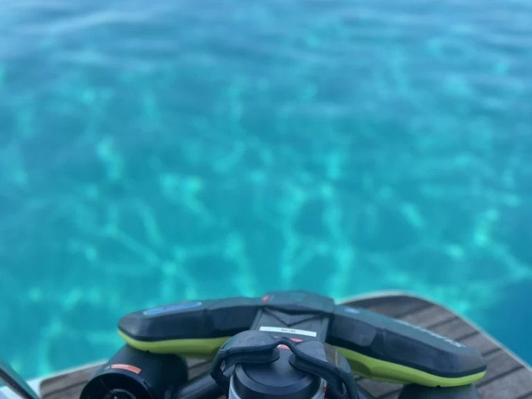 Uthyrning Lyx yacht Jeanneau med en båtlicens 