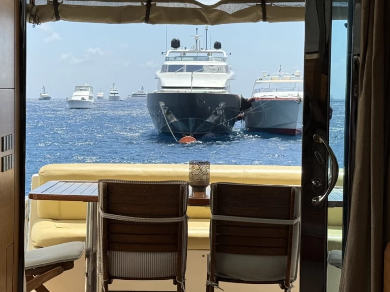 Lyx yacht för uthyrning Órmos Bay till det bästa priset 