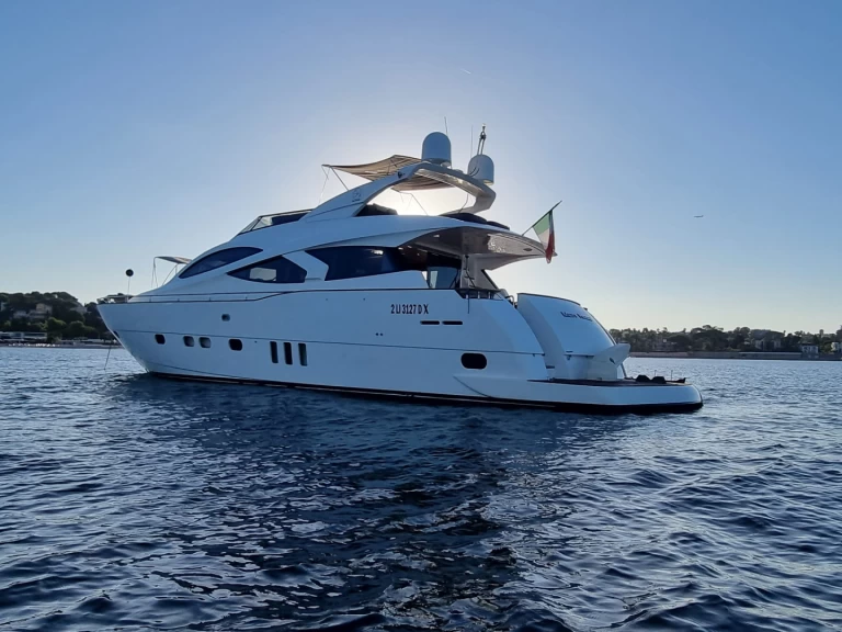 Evo Marine Deauville  Flybidge 76 charter bareboat eller skeppad i Loano