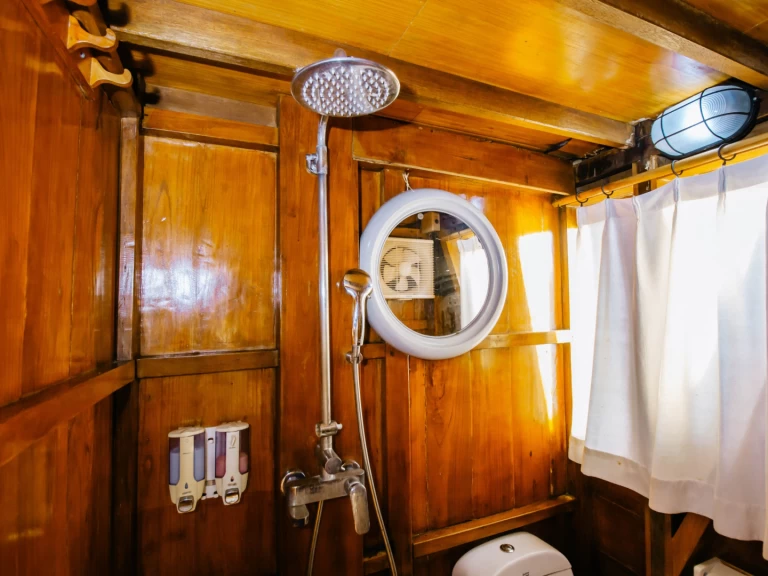 Yacht charter Labuan Bajo billig Phinisi Boat