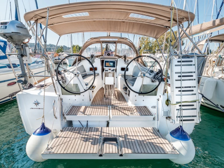 Jeanneau Sun Odyssey 349 charter bareboat eller skeppad i Gouvia