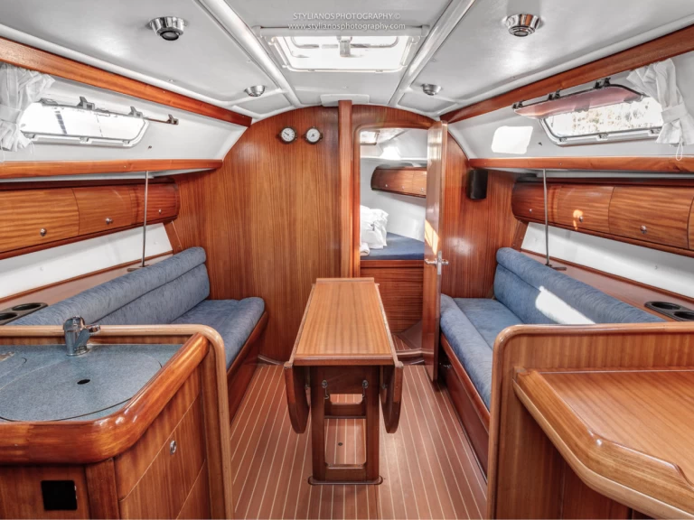 Bavaria Bavaria 32 charter bareboat eller skeppad i Gouvia