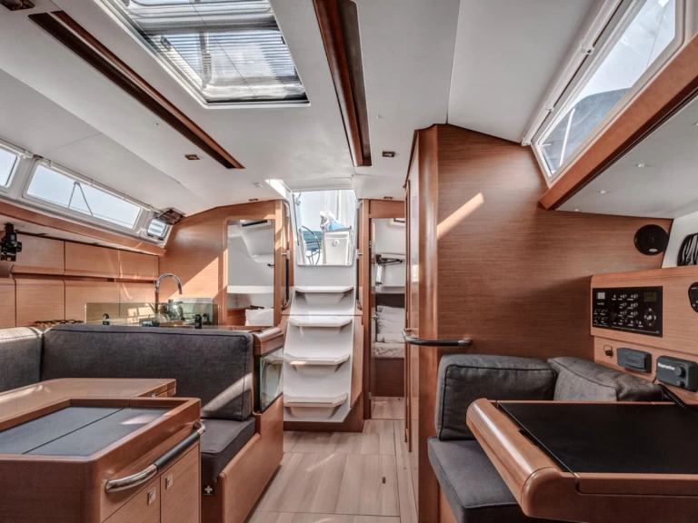 Jeanneau Sun Odyssey 419 charter bareboat eller skeppad i Gouvia