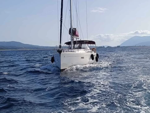Jeanneau Sun Odyssey 509 charter bareboat eller skeppad i Gouvia