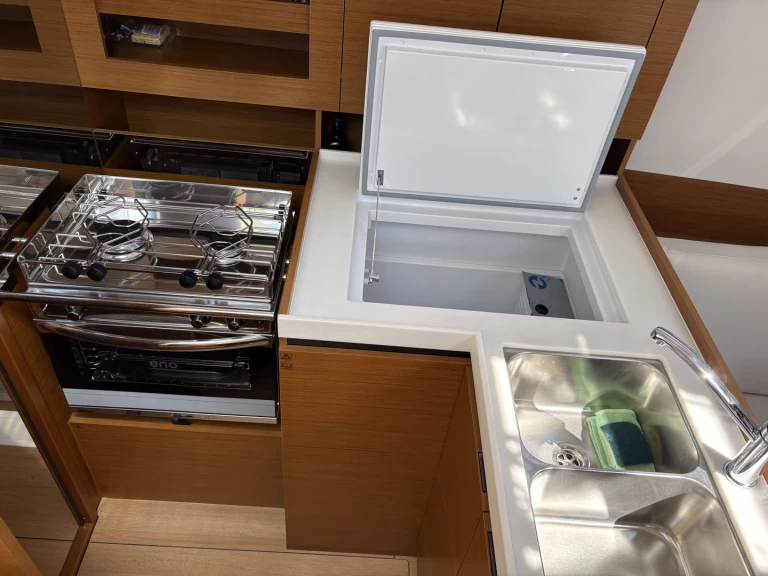 Jeanneau Sun Odyssey 380 charter bareboat eller skeppad i Porto di Salerno