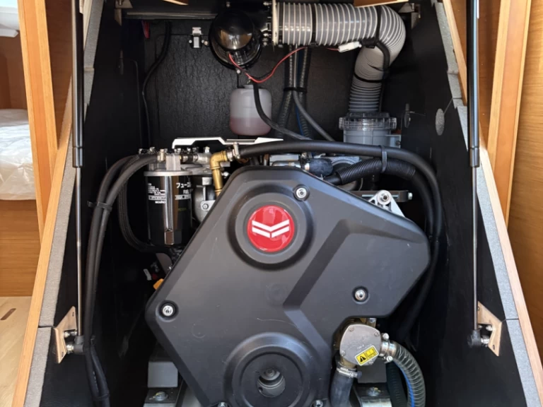 Jeanneau Sun Odyssey 380 charter bareboat eller skeppad i Porto di Salerno