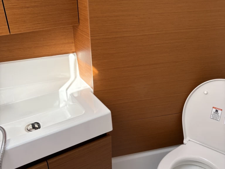 Jeanneau Sun Odyssey 380 charter bareboat eller skeppad i Porto di Salerno