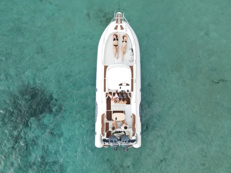 Capelli Tempest 900 WA charter bareboat eller skeppad i Porto-Vecchio