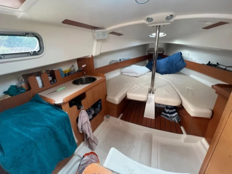 Uthyrning Segelbåt  Jeanneau med en båtlicens 