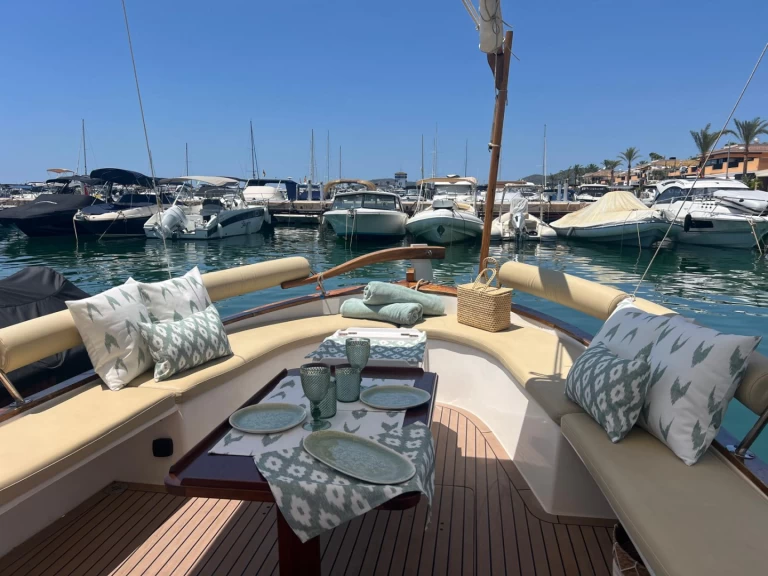 Hyra Motorbåt  med eller utan skeppare Medvolt Marine Portals Nous 