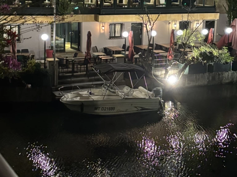 Jeanneau Cap Camarat 515 charter bareboat eller skeppad i Metz