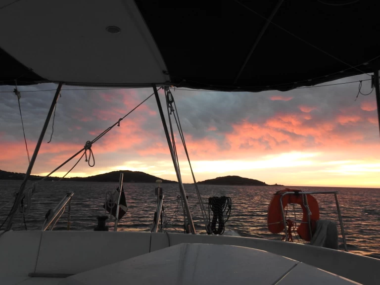 Fountaine Pajot Bahia 46 charter bareboat eller skeppad i Baie de San Ciprianu