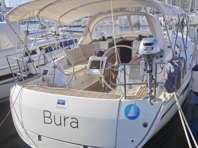 Bavaria Cruiser 37 charter bareboat eller skeppad i Punat