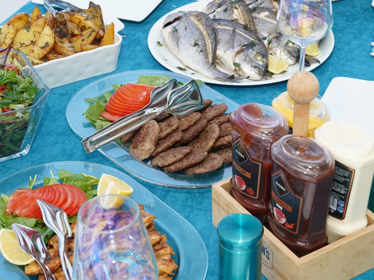  Leomar 59 charter bareboat eller skeppad i Liman