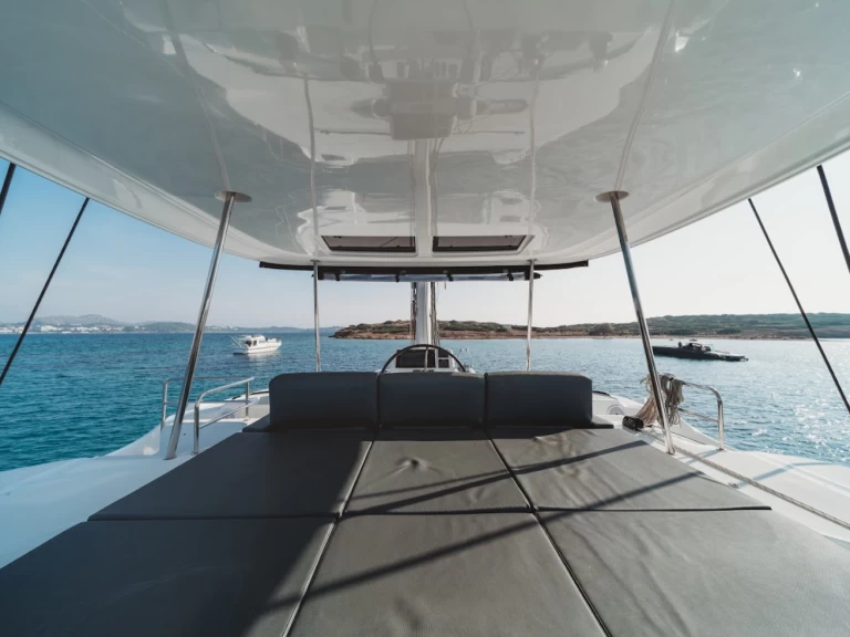 Lagoon Lagoon 50 charter bareboat eller skeppad i Alimos