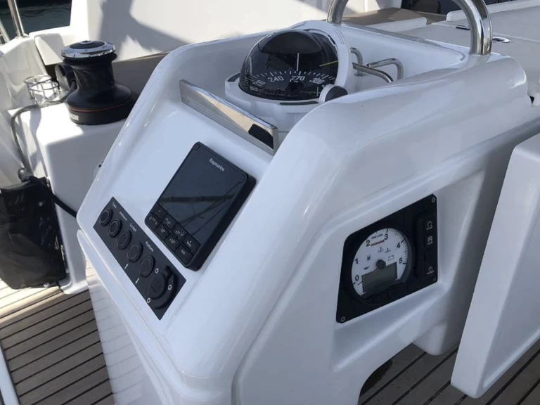 Uthyrning Segelbåt  Jeanneau med en båtlicens 