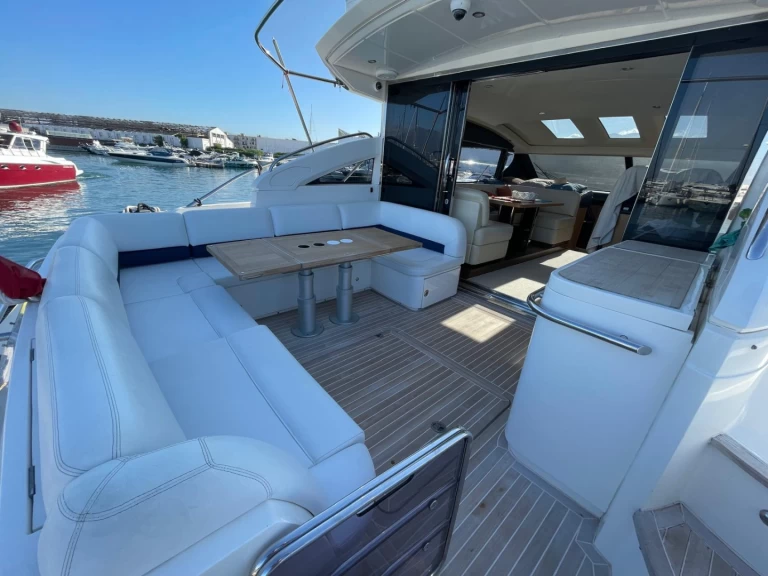 Princess V 52 charter bareboat eller skeppad i Neapel