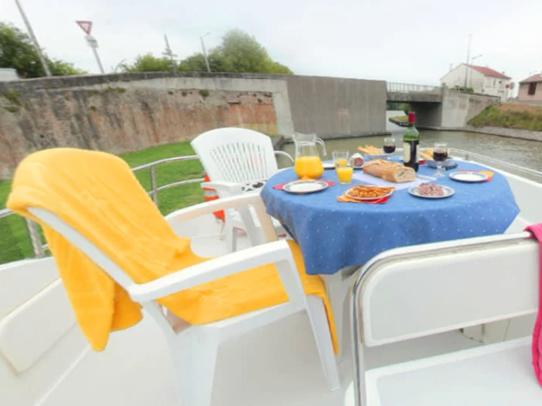 Hyra Motorbåt  med eller utan skeppare Le Boat Hesse 