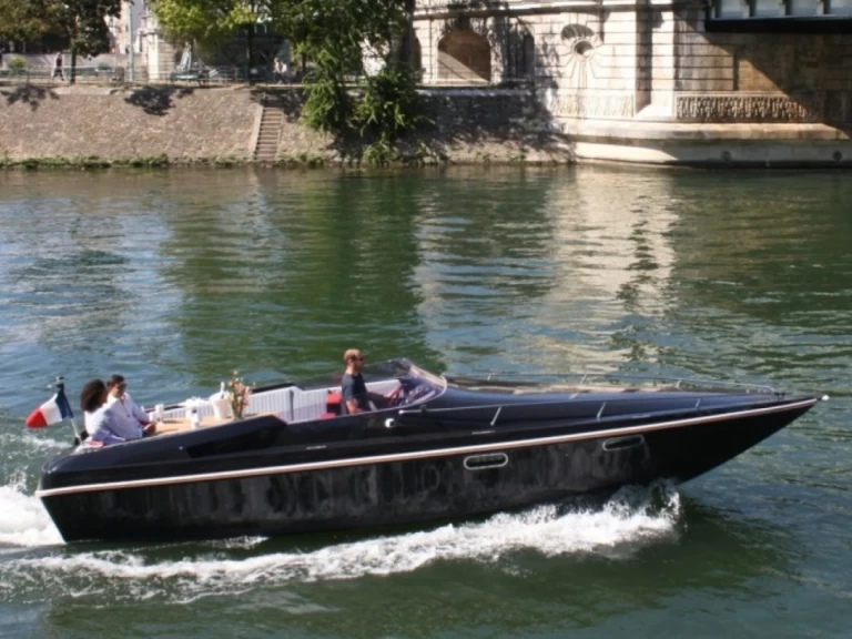 Tullio Abatte Black Swan charter bareboat eller skeppad i Paris