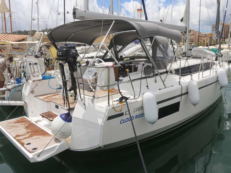 Bavaria Bavaria C38 charter bareboat eller skeppad i Lefkáda