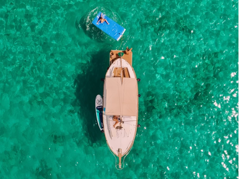 Llaut Myabca Delfin 28 charter bareboat eller skeppad i Palma de Mallorca