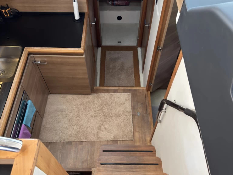 Hyr en Sealine C48 Marina Delta Kallithea 