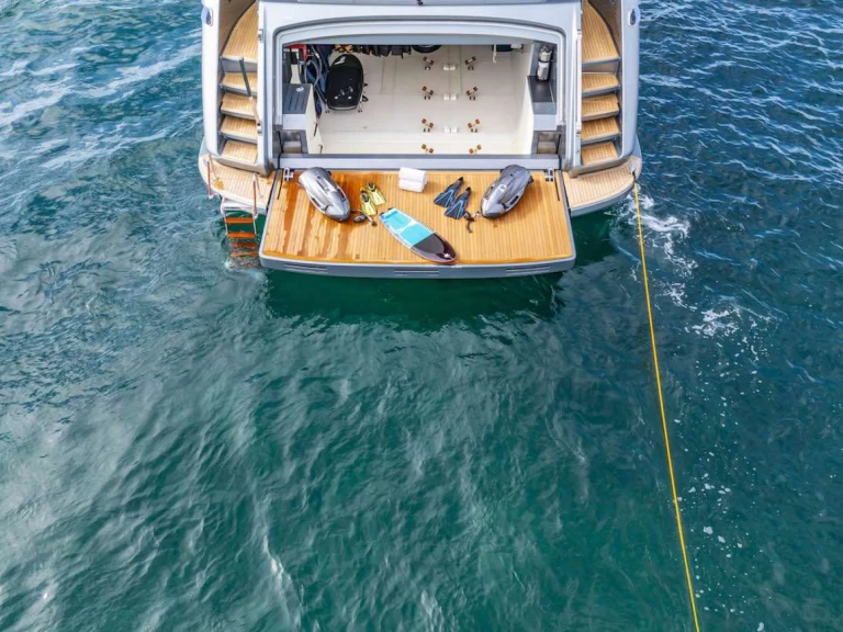 Uthyrning Lyx yacht Riva med en båtlicens 