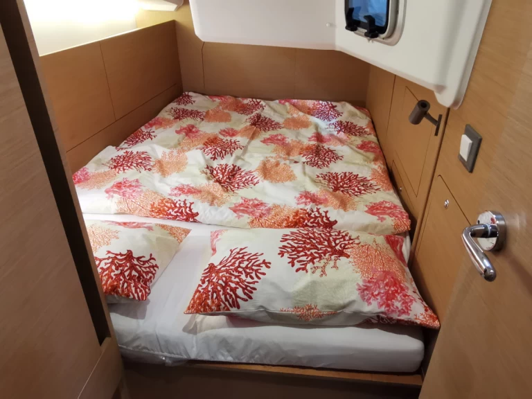 Uthyrning Segelbåt  Jeanneau med en båtlicens 