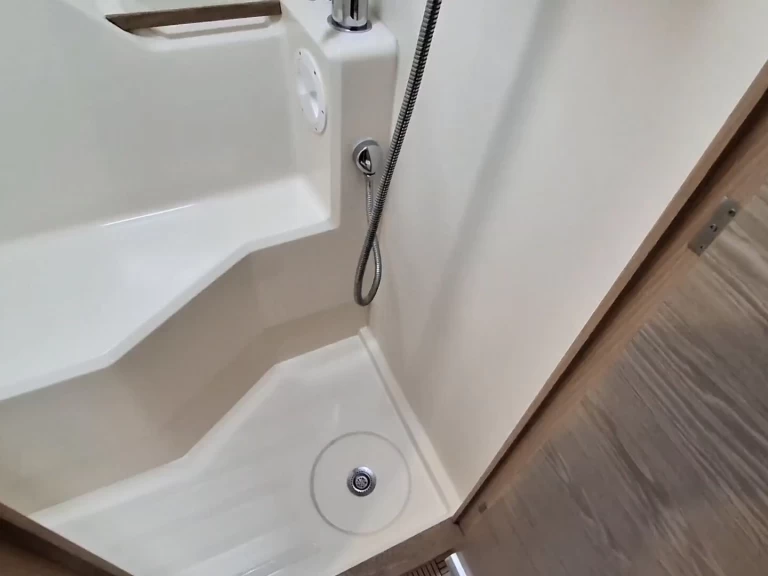 Hanse Hanse 458 charter bareboat eller skeppad i Alimos