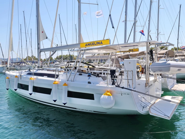 Dufour Dufour 48 charter bareboat eller skeppad i Sukošan