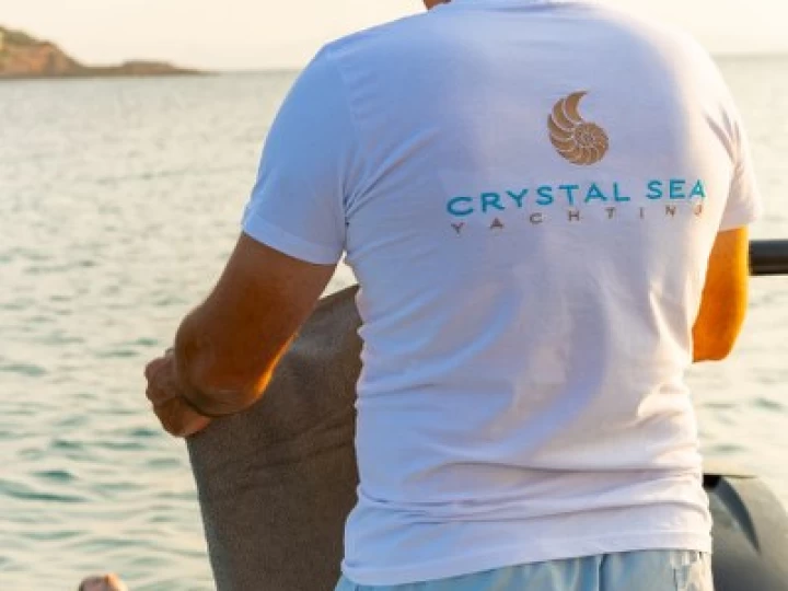 Uthyrning Motorbåt  Axopar med en båtlicens 