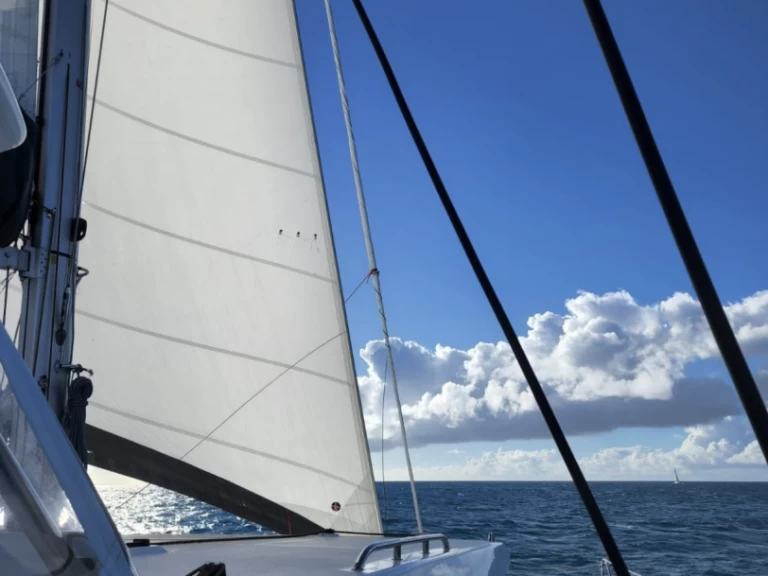 Leopard Leopard 50 charter bareboat eller skeppad i Phuket Yacht Haven Marina