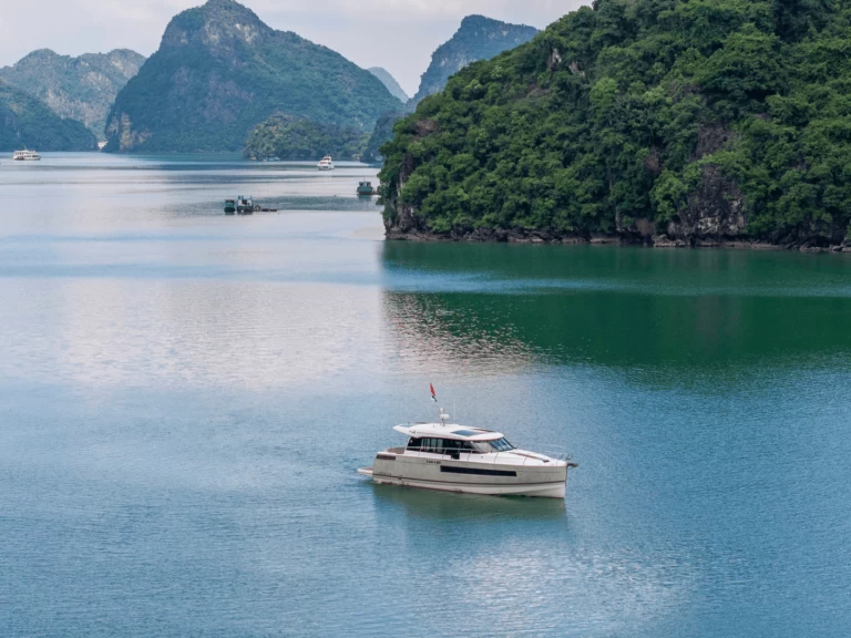 Hyra Motorbåt  med eller utan skeppare Jeanneau Hạ Long 